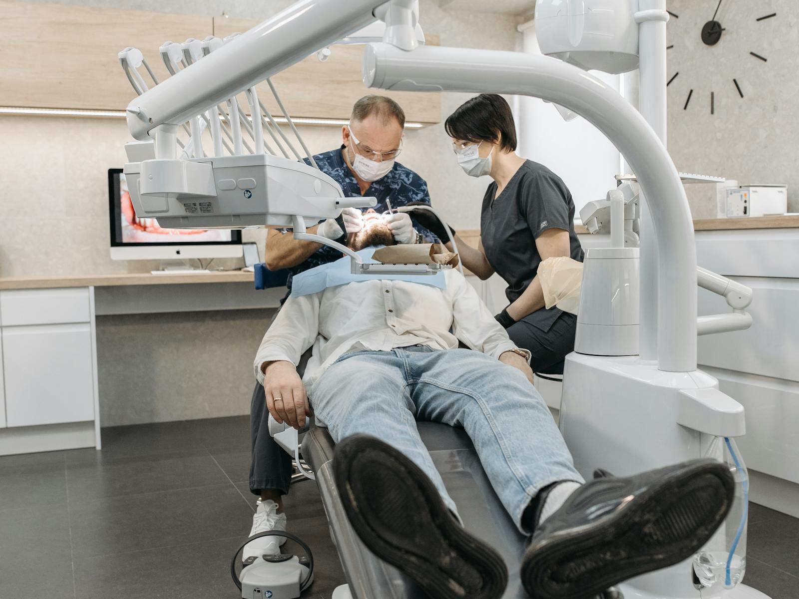 Nowoczesny gabinet stomatologiczny z aparatem do diagnostyki obrazowej