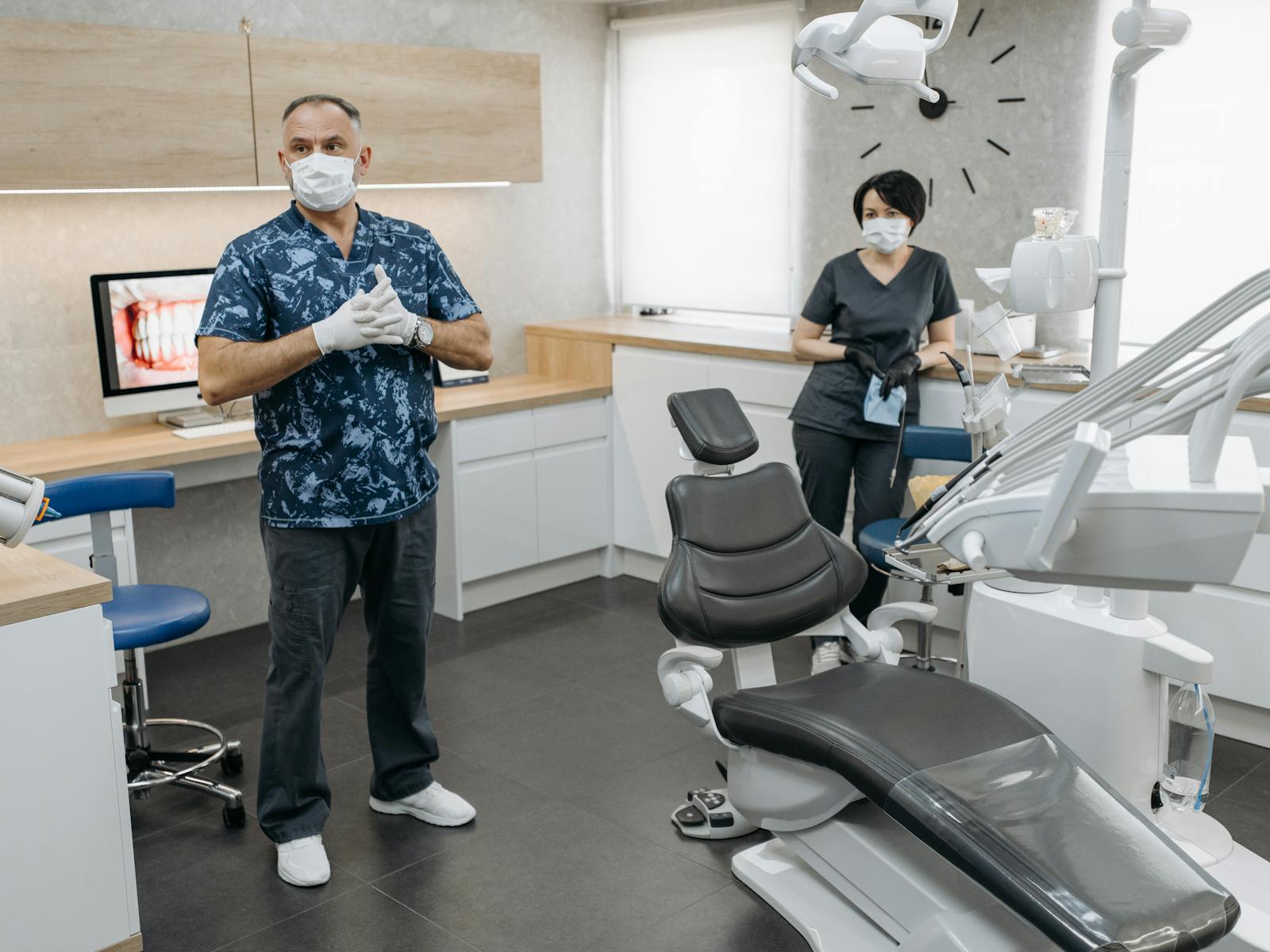 Lekarz dentysta z asystą podczas zabiegu w gabinecie A1 Dental